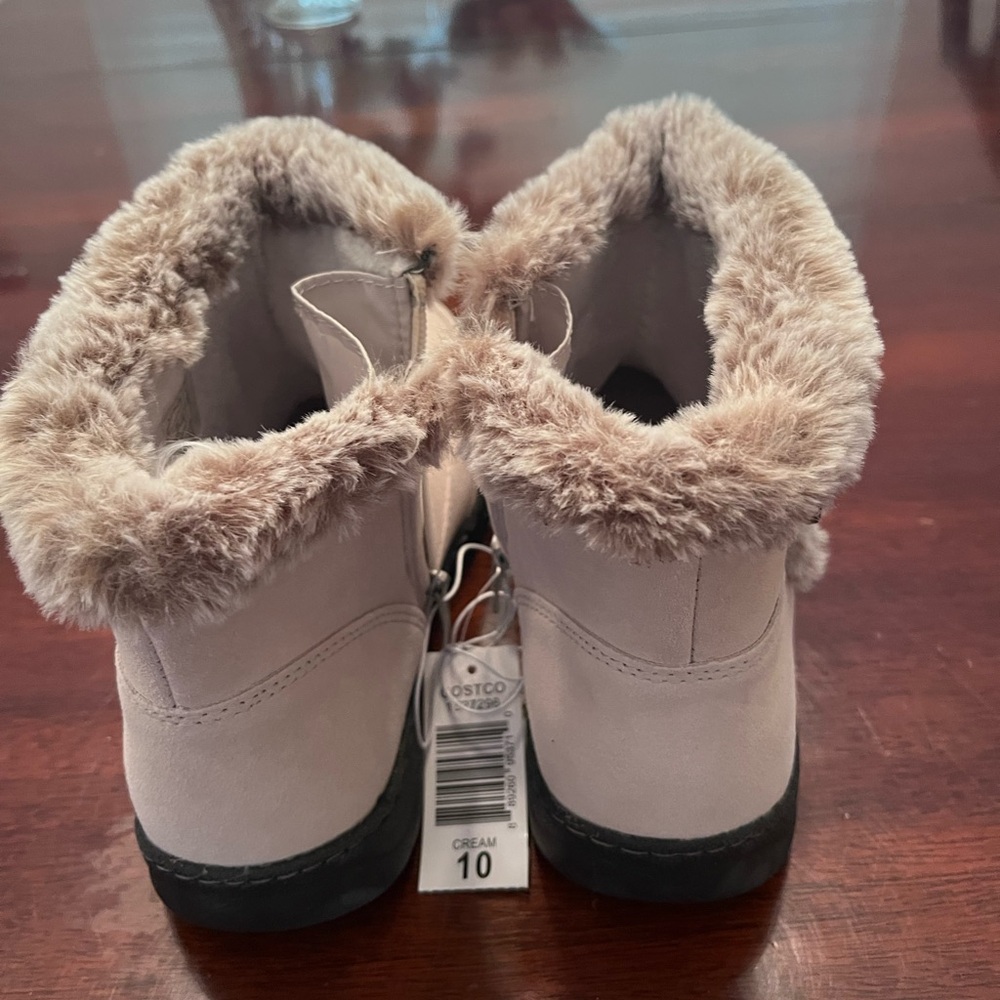 Light grey snow boots.